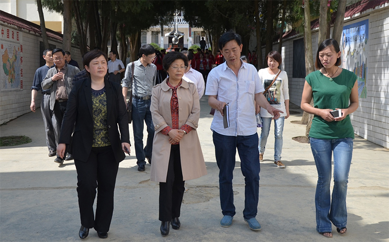 原畢節(jié)市副市長冉霞(左二)、縣政協(xié)主席 安玲（左一）一行來我校調(diào)研